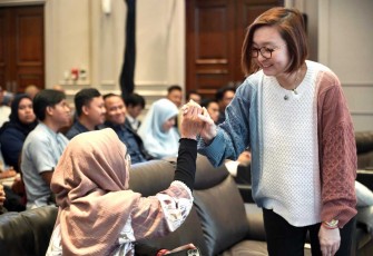 Wamenekraf Irene Umar saat menyalami peserta Kuliah Ramadan Mahir Digital di Jakarta, Minggu (16/3)