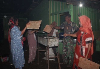 Makan malam bersama warga 