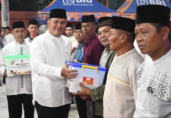 Pangdam V Brawijaya Mayjen TNI Rudi Saladin memberikan paket sembako, Senin (17/3)