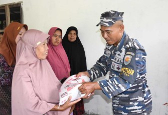 Prajurit TNI AL saat memberikan bantuan sembako