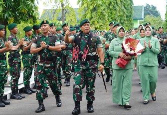 Pangdivif 2 Kostrad Mayjen TNI Susilo mengunjungi prajuritnya di Yonkav 8/NSW, Pasuruan, Senin (17/3)