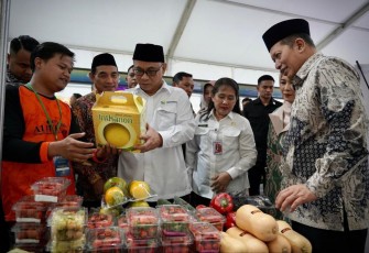 Menkop Budi Arie Setiadi meninjau produk di stand bazar ramadan, Rabu (19/3)