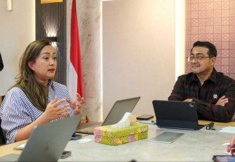 Menekraf Teuku Riefky Harsya bersama Dewi Gontha President Director Java Jazz Festival di Jakarta 