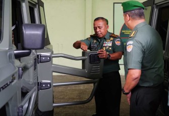 Gubernur Akmil Mayjen TNI Arnold A.P Ritiauw saat menyerahkan rantis Maung