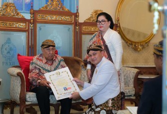 Setiawan Dirjonagoro saat menerima gelar kanjeng pangeran 