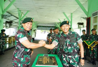 Pangdivif 2 Kostrad Mayjen TNI Susilo salam komando bersama Danmenarmed 2 Kostrad Kolonel Arm Siswo Budiarto dalam kunjungan kerja di Menarmed 2 Kostrad, Malang, Jum'at (21/3)