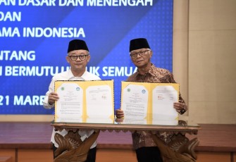 Mendikdasmen Abdul Mu'ti bersama Ketum MUI M. Anwar Iskandar saat mendatangani MoU di Jakarta, Jum'at (21/3)
