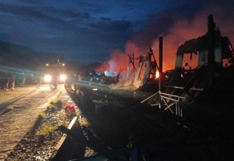 Si Jago merah melahap rumah panjang di perbatasan 