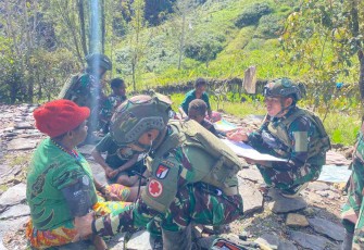 Personel kesehatan satgas memberikan Yankes masyarakat 