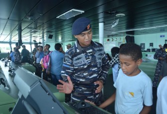 Memberikan edukasi alutsista TNI 