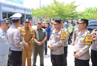 Kapolda Jatim Irjen Pol Drs Nanang Avianto saat menerima pemaparan kondisi rest area tol Ngawi, Selasa (25/3)