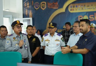 Zigo Rolanda anggota Komisi V DPR RI saat menerima pemaparan situasi terminal Anak Air Kota Padang 