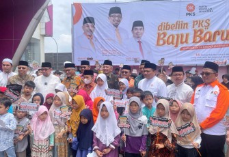 Program PKS Dibeliin Baju Baru Lebaran 
