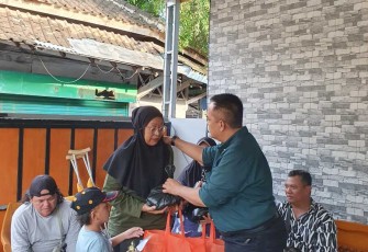 Kusumo Putro Law Firm BRM saat memberikan sembako, Selasa (25/3)
