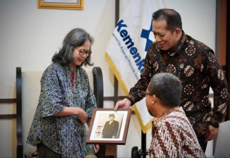 Wamenkop Ferry Juliantono bersama putri bung Hatta, Halida Nuriah Hatta, Selasa (25/3)
