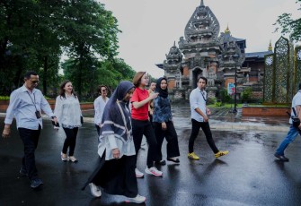 Wamenekraf Irene Umar (kaos merah) mengunjungi kawasan TMII