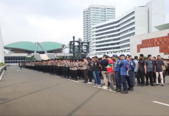Pengamanan personel aksi demo di DPR RI, Kamis (27/3)
