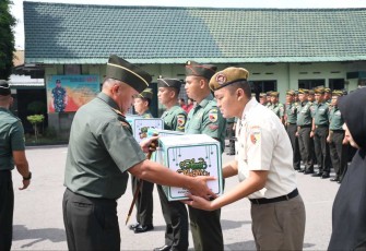 Danrem 081/DSJ Kolonel Arm Untoro Hariyanto memberikan bingkisan lebaran, Kamis (27/3)