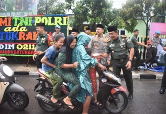 Danrem 023/KS Kolonel Inf Jansen P Nainggolan memberikan takjil gratis 