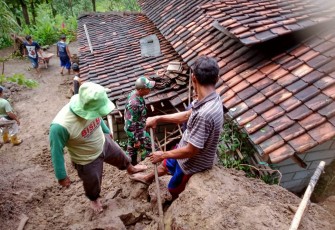TNI-Polri di Ponorogo Bantu Atasi Rumah Warga yang Terkena Longsor 