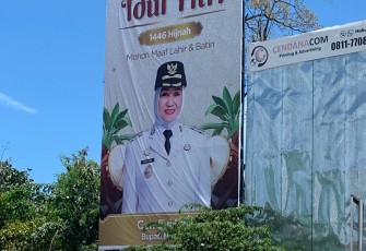 Baliho Besar Bupati Natuna di Kota Batam 