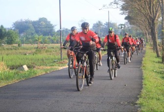 Dandim 0806/Trenggalek Letkol Czi Yudo Aji Susanto gowes santai bersama anggota 