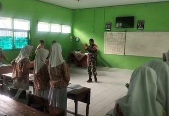 Babinsa Koramil Padas Berikan Metode Belajar  Siswa SMPN 1 Padas Dengan Metode GASING