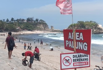 Himbauan wisatawan di pantai Klayar, Kabupaten Pacitan 