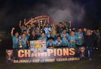 Danrem 023/KS Kolonel Inf Jansen P Nainggolan bersama juara turnamen sepak bola 