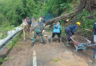 TNI - Polri dan Unsur Terkait di Ponorogo Kerja Bakti