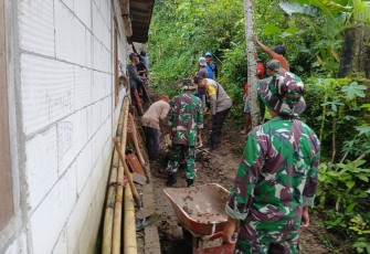 Anggota Koramil 0803/14 Dagangan Lakukan Gotong Royong Bersihkan Material Tanah Longsor