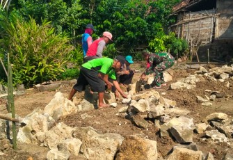 Sertu Sumadi Bantu Warganya Bangun Rumah