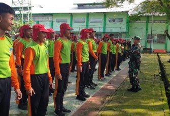 Anggota Koramil 0803/04 Jiwan Laksanakan Pembinaan Karakter dan Kedisiplinan di SMKN 2