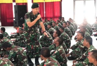 Danyonkes 2 Kostrad Letkol Ckm dr. Ucok Harianto saat memberikan materi kesehatan, Rabu (16/4)