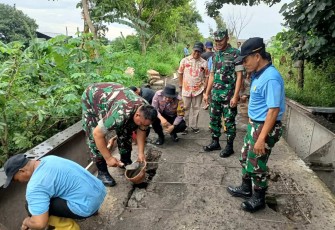 Perbaikan jembatan penghubung dusun Sanggir, desa Paulan, Kecamatan Colomadu, Kabupaten Karanganyar 