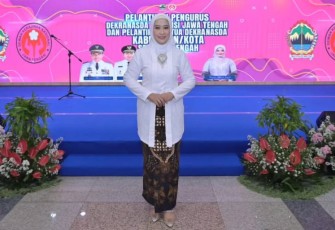 Farida Rober Christanto saat dilantik menjadi Ketua Dewan Dekranasda Karanganyar, di Gedung Gradhika Bhakti Praja, Kantor Gubernur Jawa Tengah, Kamis (17/42025). Foto : Istimewa