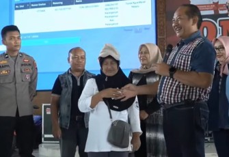 Bupati Rober Christanto memberikan selamat kepada pemenang hadiah utama Undian Tahap 1 BDK Dahsyat 2025, di Pendopo Raden Mas Said, Rumah Dinas Bupati Karanganyar, Minggu (20/4/2025)