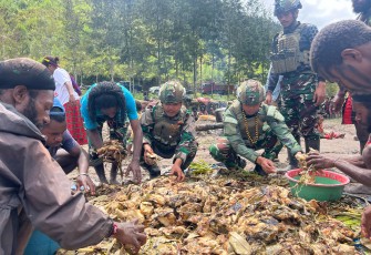 Satgas TNI dan Warga Ilaga Rayakan Paskah dengan Bakar Batu