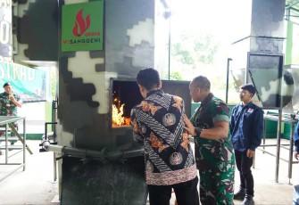 Pangdivif 2 Kostrad Mayjen TNI Susilo launching mesin pengolah sampah, Minggu (20/4)