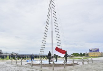 Koarmada III Kibarkan Bendera Setengah Tiang, Peringati Hari Bakti Hiu Kencana Dengan Penuh Khidmat