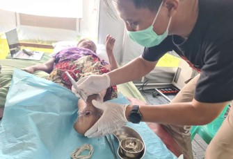 EMT Indonesia saat mengobati warga Myanmar 
