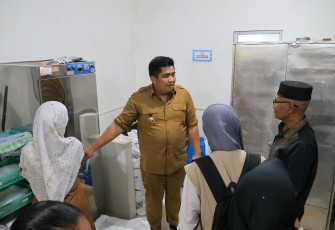 Bupati Bintan Roby Kurniawan bersama 20 Pemuda Terpilih dalam program Bintan Young Leaders melakukan kunjungan langsung ke Sentra Kerupuk Kelurahan Sei Lekop Kijang