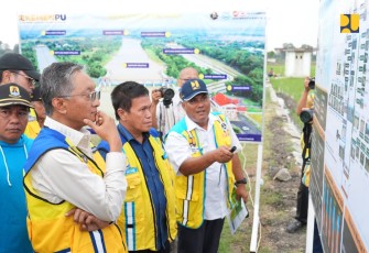 Menteri Dody saat menerima pemaparan teknologi IPHA