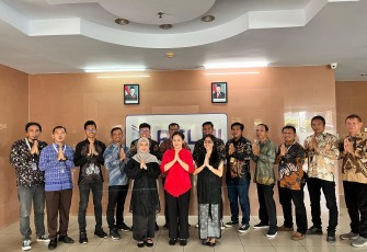 Pegawai PT Pelni (Persero) Cabang Bitung menggunakan Kebaya dalan rangka memperingati hari Kartini