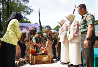 Pangdivif 2 Kostrad Mayjen TNI Susilo meletakkan batu pertama pembangunan sekolah PAUD di Madivif 2 Kostrad, Selasa (22/4)