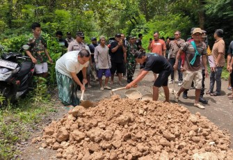 Bupati Blora Arief Rohman bersama warga saat melakukan pengerasan jalan Cabak-Bleboh Kecamatan Jiken yang berada di kawasan hutan