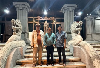 Tokoh pers dan aktivitas PWI di wilayah DIY, Solo, dan Jawa Tengah (Joglosemar) berfoto di depan Monumen Pers Surakarta usai pertemuan informal membahas solusi penyelesaian konflik di tubuh Persatuan Wartawan Indonesia, Kamis (17/4/2025)
