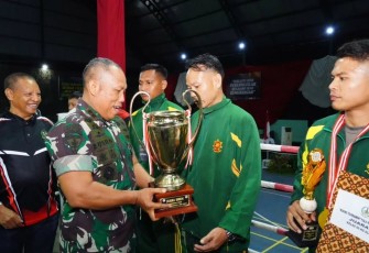 Pangdivif 2 Kostrad Mayjen TNI Susilo menyerahkan piala juara kepada prajurit Yonbekang 2 Kostrad, Minggu (20/4)
