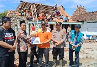 Penyerahan bantuan korban bencana