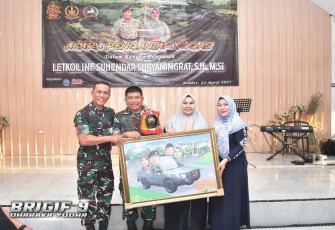 Danbrigif 9 Kostrad Kolonel Inf Dr. La Ode Muhammad Nurdin memberikan cenderamata 